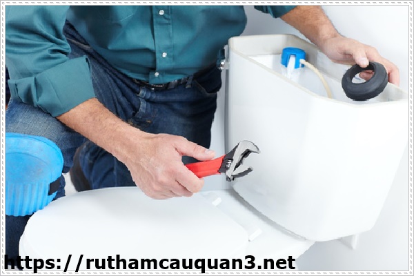 Tháo bồn cầu để lấy bàn chải đánh răng bị rơi vào bồn cầu