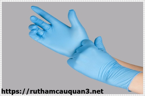 Xử lý bàn chải đánh răng rơi vào bồn cầu bằng gang tay cao su