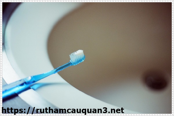 Tác hại khi bàn chải đánh răng rơi vào bồn cầu