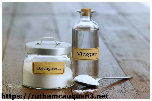 Xử lý bồn cầu bị bắn nước bằng baking soda và giấm