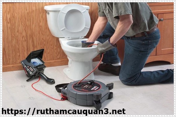 Xử lý bồn cầu bị bắn nước qua dịch vụ thông cầu nghẹt