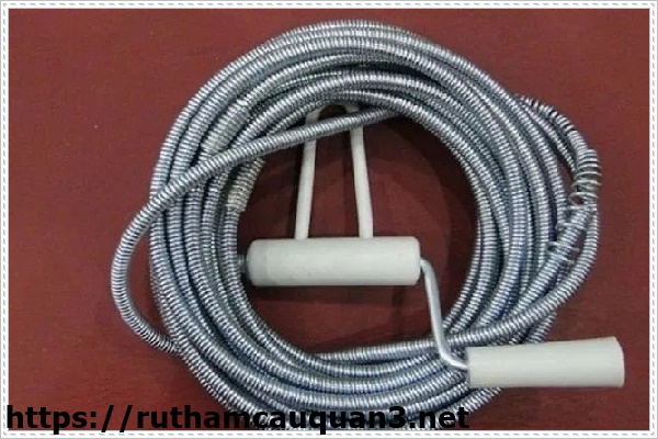 Cách xử lý bồn cầu bị bắn nước bằng dây thông nghẹt