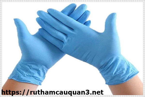 Xử lý bồn cầu bị bắn nước bằng găng tay