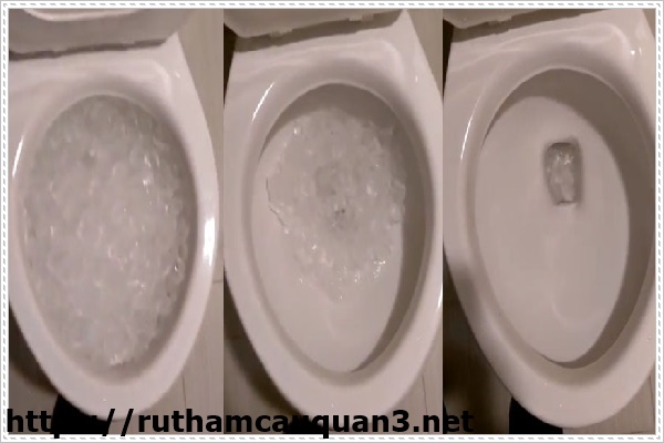 Xử lý bồn cầu bị bắn nước bằng nước đá