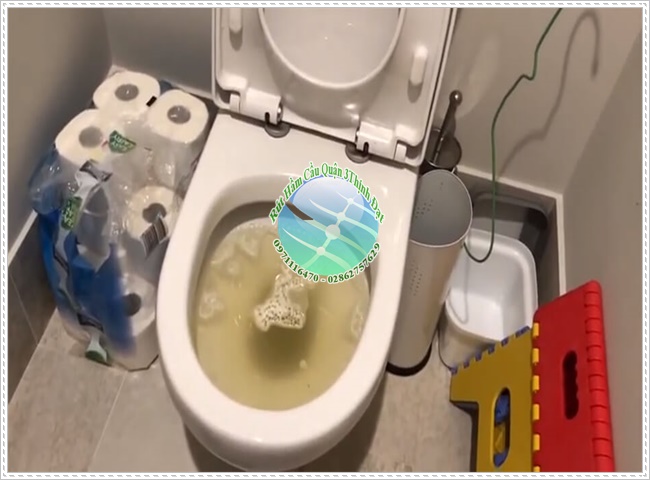 Bồn cầu bị bốc mùi hôi khi xả nước
