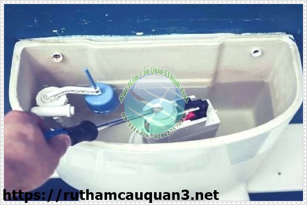 Bồn cầu bị cạn nước do phao bồn cầu bị kẹt