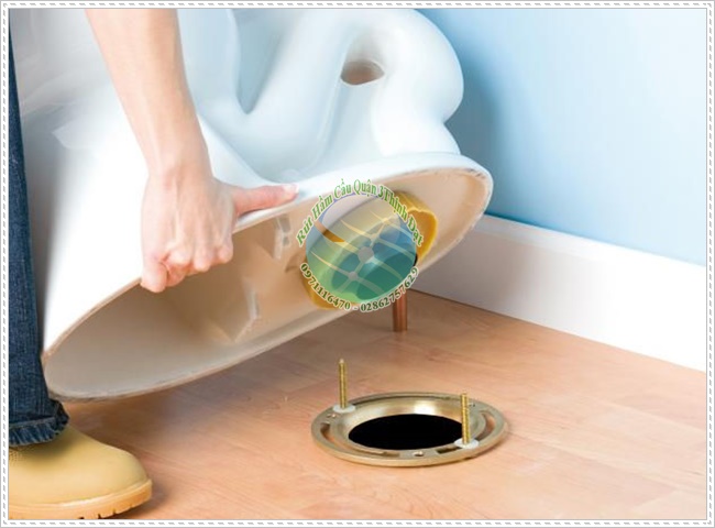 Nguyên nhân bồn cầu không thoát được nước